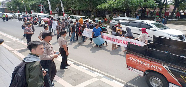 Aksi Unjuk Rasa Warga Luragunglandeuh Tolak Galian C Dialogpublik Com