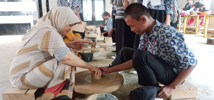 Purwakarta Menyiapkan Wisata Edukasi Kerajinan  Tangan 