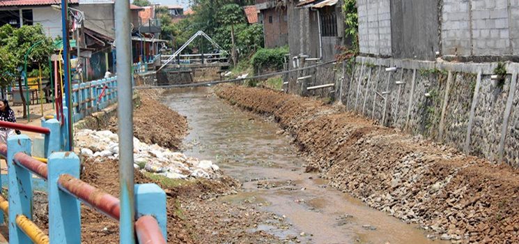 Berkolaborasi Dengan Pemerintah, Warga Sukamiskin Normalisasi Sungai Cipagalo