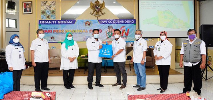 PWI Kota Bandung Bagikan Paket Sembako