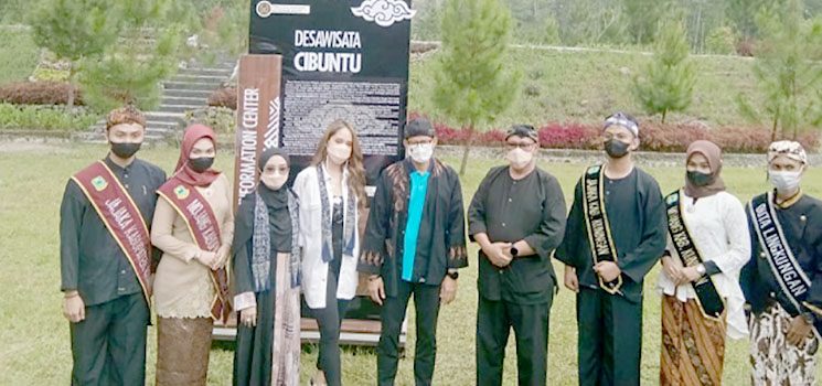 Duet Sandiaga-Cinta Laura Di Desa Wisata Cibuntu Jadi Pusat Perhatian