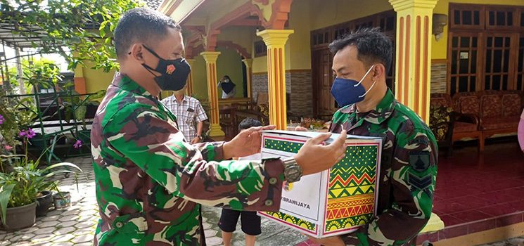 Dandim 0808/Blitar Berikan Bingkisan Kepada Anggota Yang Sakit