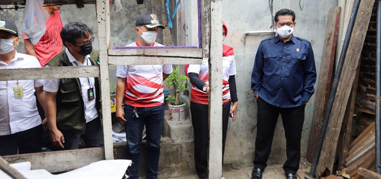 Asep Sudrajat Tinjau Rumah Roboh di Pasirluyu