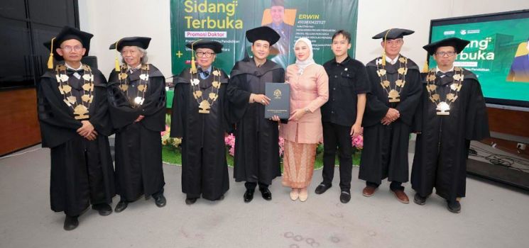Erwin Raih Gelar Doktor, Siap Persembahkan Ilmu untuk Kota Bandung