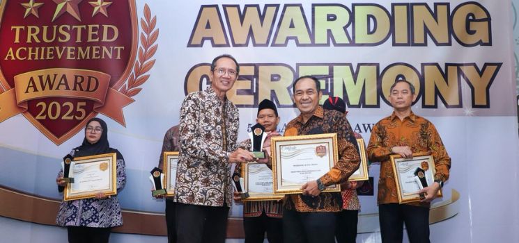 Wali Kota Cimahi, menerima Trusted Achievement Award 2025