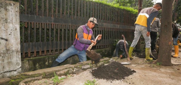 Pemkot dan Warga Bersihkan Coran STO di Jalan Supratma