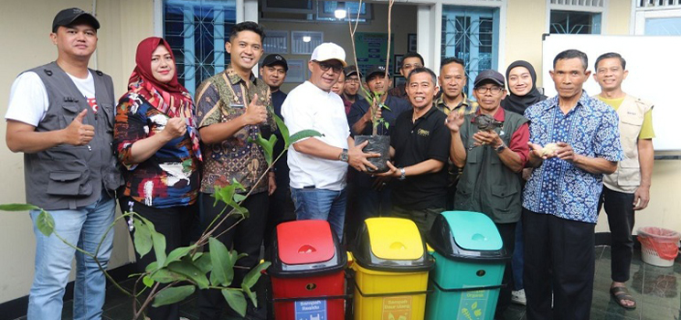 Asep Robin Serahkan Bantuan Program Pengelolaan Sampah bagi RW di Karang Pamulang